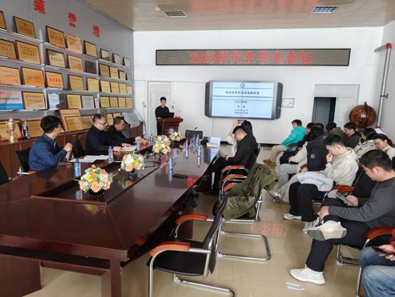 一群人站在桌子边AI 生成的内容可能不正确。